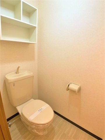 シャルマン森岡のトイレ|別部屋同一間取りのお写真となります。