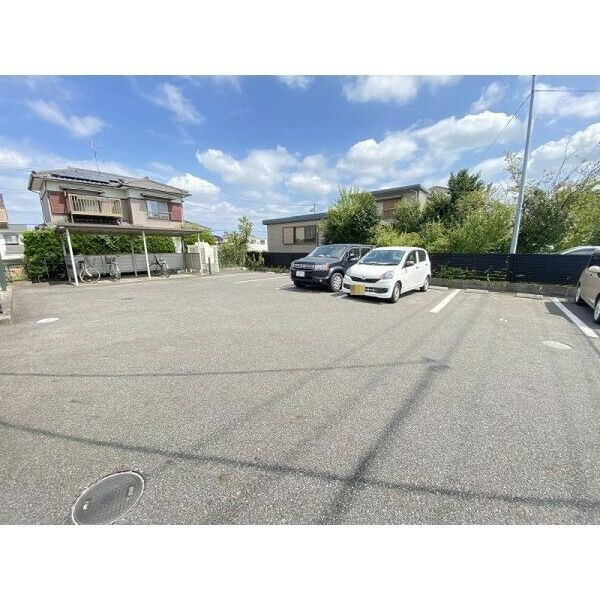 シャルマン森岡の駐車場