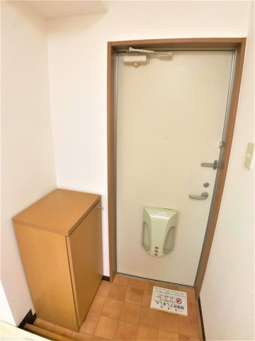 シャルマン森岡の玄関|別部屋同一間取りのお写真となります。