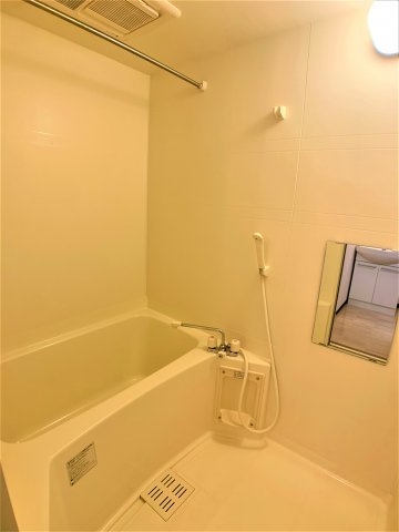 シャルマン森岡の浴室|別部屋同一間取りのお写真となります。