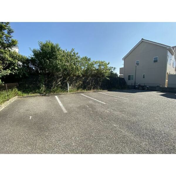 フラッツ巽ヶ丘東の駐車場