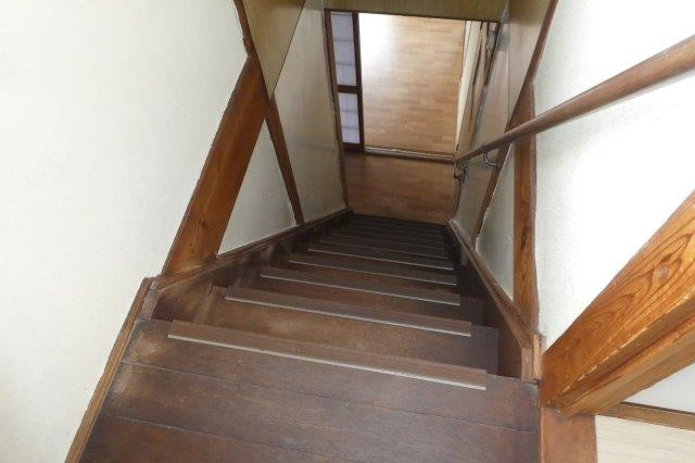 平田宇野貸家（２階建）のその他|階段