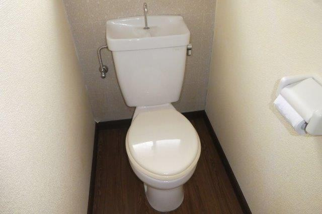 平田宇野貸家（２階建）のトイレ