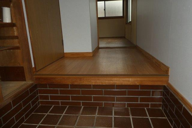 平田宇野貸家（２階建）の玄関