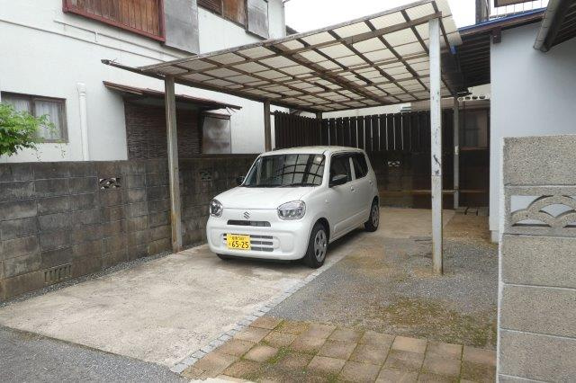 平田宇野貸家（２階建）の駐車場