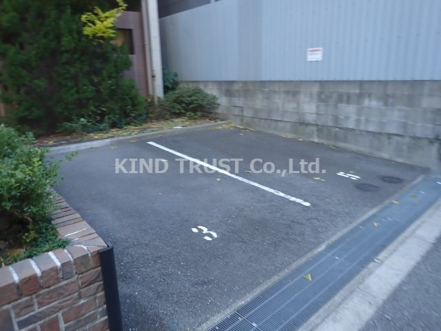 小松パラッツォ旧源蔵町の駐車場|駐車場があるので、車を買う予定の方も安心です