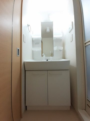 【洗面所】 | ストロベリーガーデンＢ | ゆったりとスペースのある洗面所