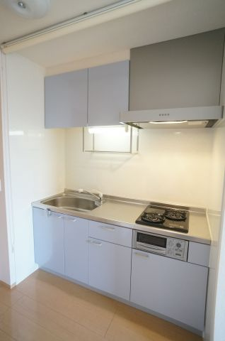 ボヌビー宝塚のキッチン|２口ガスコンロのシステムキッチンはロールスクリーンで目隠し可能です