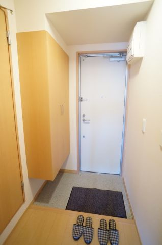 ボヌビー宝塚の玄関|収納力のあるシューズボックスを備え付けた玄関です