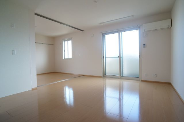 ボヌビー宝塚の居間・リビング|採光たっぷりで明るいリビング。