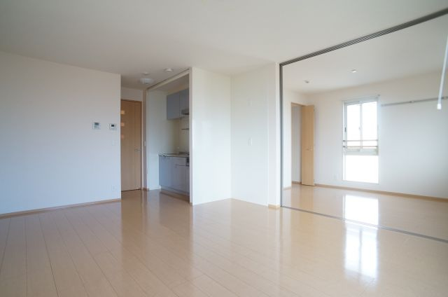 ボヌビー宝塚の居間・リビング|隣の洋室のスライディングスクリーン扉を片側に寄せるとつなげて使えます