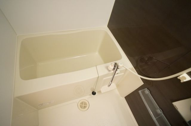 ボヌビー宝塚の浴室|ダークブラウンの壁色でオシャレな浴室です