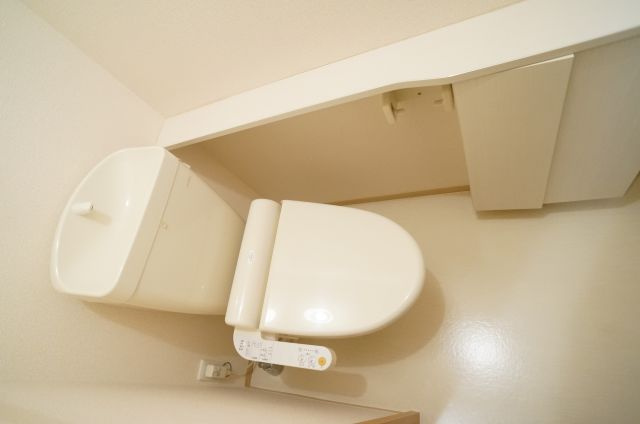 ボヌビー宝塚のトイレ|ウォシュレット機能付きのトイレは収納棚付きです