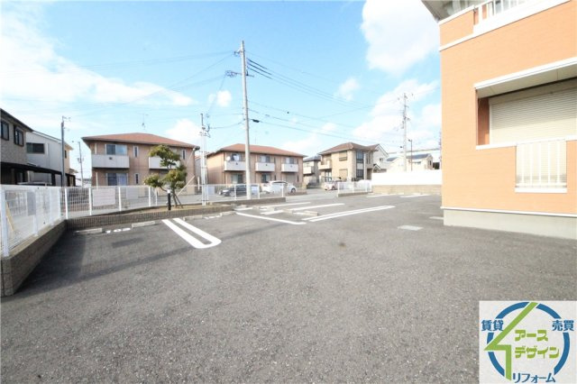 ソレイユ丸塚の駐車場|駐車場があるので、車を買う予定の方も安心です
※類似部屋