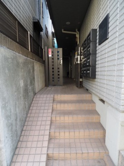 【エントランス】 | エントランスも奥まった位置にあります♪