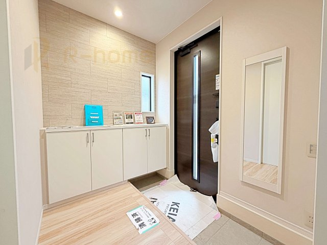 龍ケ崎市寺後1期　新築戸建て　1号棟の玄関|気持ちよくご家族やゲストを送迎できる穏やかな雰囲気の玄関♪大きな下駄箱で玄関廻りスッキリ♪