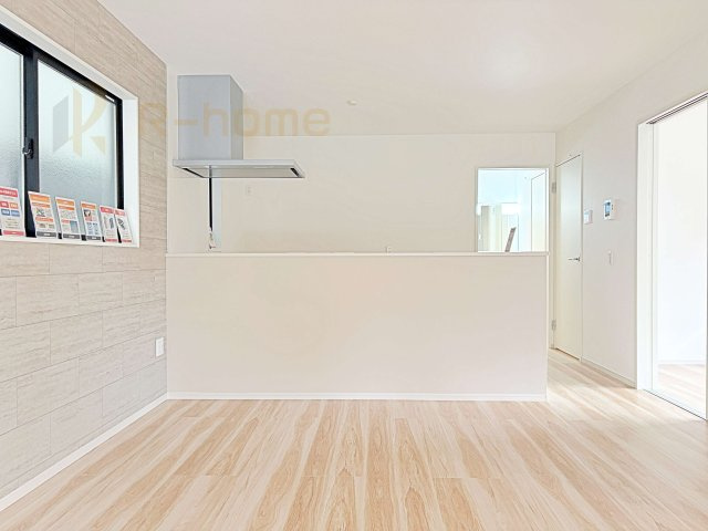 龍ケ崎市寺後1期　新築戸建て　1号棟のキッチン|対面式で会話をしながら家事ができます♪コンロ前も壁がない嬉しい仕様！