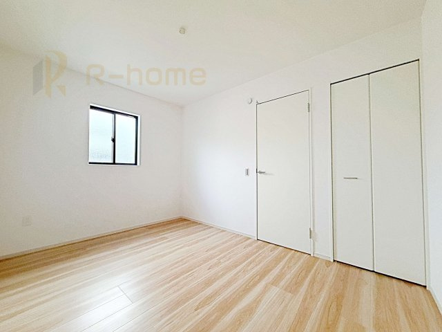 龍ケ崎市寺後1期　新築戸建て　1号棟の洋室|どんな部屋家具も合わせやすいシンプルな洋室！
たっぷりの日差しと心地よい風が舞い込む住まい♪
