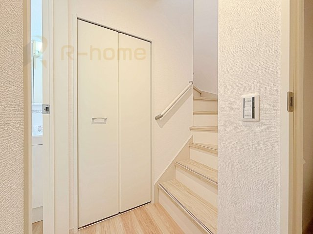 龍ケ崎市寺後1期　新築戸建て　1号棟の収納|掃除機などの収納に便利な1階ホール収納！