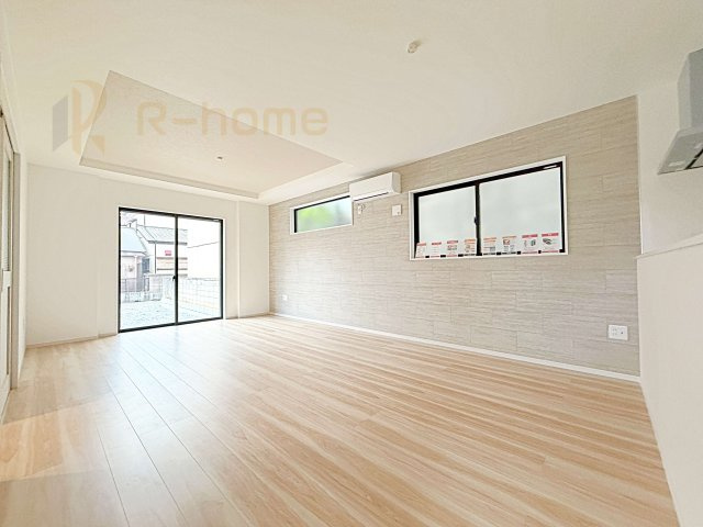 龍ケ崎市寺後1期　新築戸建て　1号棟の居間・リビング|たっぷりの陽光が注ぎ込む明るいリビング♪隣接の洋室を開放すると更なる大空間に変身♪