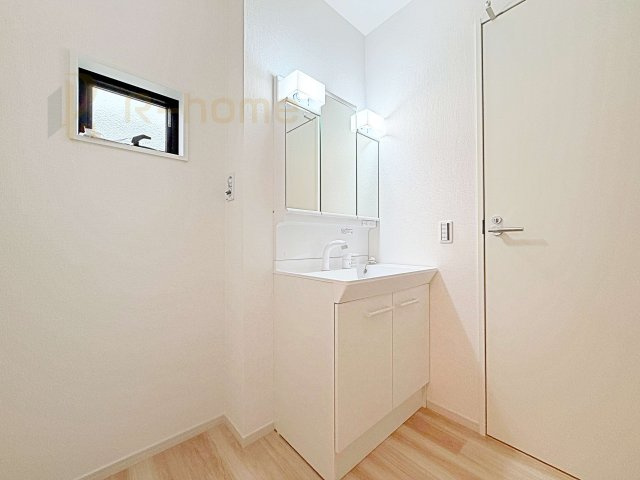 龍ケ崎市寺後1期　新築戸建て　1号棟の洗面所|三面鏡にハンドシャワー付きの使いやすい洗面台です。忙しい朝も家族みんなで身支度可能なスペース。