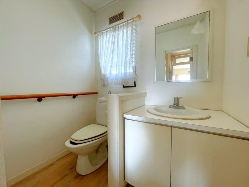 高知市横浜新町1丁目　中古戸建てのトイレ