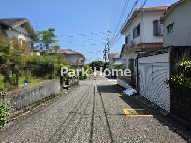 高知市横浜新町1丁目　中古戸建ての前面道路含む現地写真