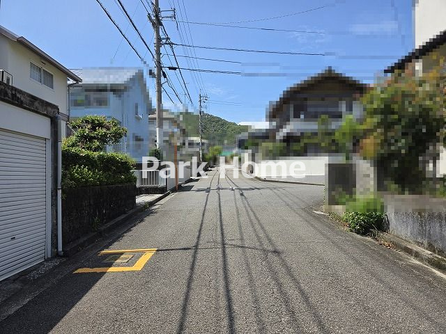 高知市横浜新町1丁目　中古戸建ての前面道路含む現地写真