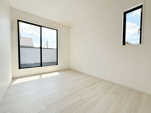 龍ケ崎市松葉4期　新築戸建て　1号棟の洋室|2面窓の風通しの良い洋室です♪差し込む暖かな陽当たりで、室内がくつろげる空間に早変わりです♪