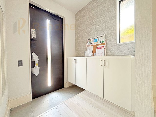 龍ケ崎市松葉4期　新築戸建て　1号棟の玄関|気持ちよくご家族やゲストを送迎できる穏やかな雰囲気の玄関♪大きな下駄箱で玄関廻りスッキリ♪