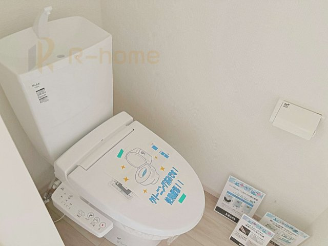 龍ケ崎市松葉4期　新築戸建て　1号棟のトイレ|温水洗浄便座付きのトイレ。
トイレが２ヵ所設置で朝の忙しい時間でも安心です。