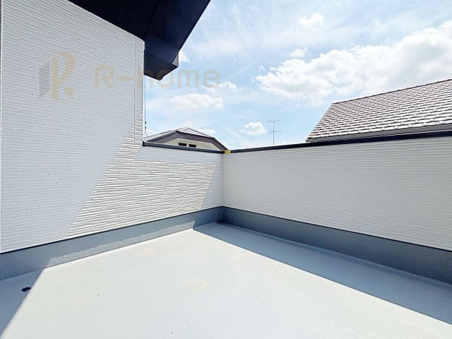 龍ケ崎市松葉4期　新築戸建て　1号棟のバルコニー|奥行きのあるバルコニーは、お子様をプールで遊ばせたり、カフェテラス風にしたり多目的に利用できます♪