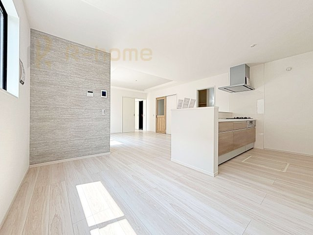 龍ケ崎市松葉4期　新築戸建て　1号棟の居間・リビング|キッチンと横並びのダイニングスペース！動線が短く、調理・配膳・片付けラクラク♪