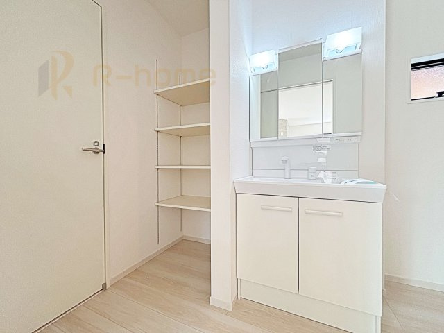 龍ケ崎市松葉4期　新築戸建て　1号棟の洗面所|タオルや衣類の収納に便利なリネンスペース付き！