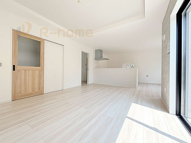 龍ケ崎市松葉4期　新築戸建て　1号棟の居間・リビング|広々としたLDK♪充分な広さがあり、ご家族でインテリアのレイアウトを考えるのも楽しみですね！