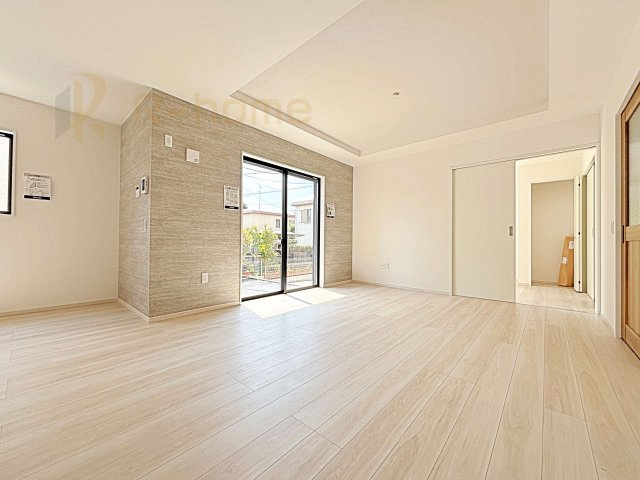 龍ケ崎市松葉4期　新築戸建て　1号棟の居間・リビング|たっぷりの陽光が注ぎ込む明るいリビング♪隣接の洋室を開放すると更なる大空間に変身♪