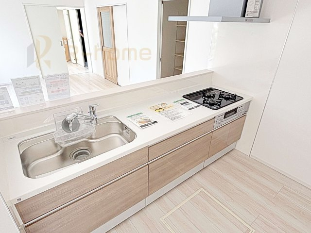 龍ケ崎市松葉4期　新築戸建て　1号棟のキッチン|料理をしながら家族とコミュニケーションが取れる対面式システムキッチン。