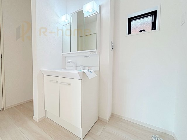 龍ケ崎市松葉4期　新築戸建て　1号棟の洗面所|清潔感溢れる洗面台は嬉しい三面鏡付き。洗剤や歯ブラシなどもすっきり収納できます♪