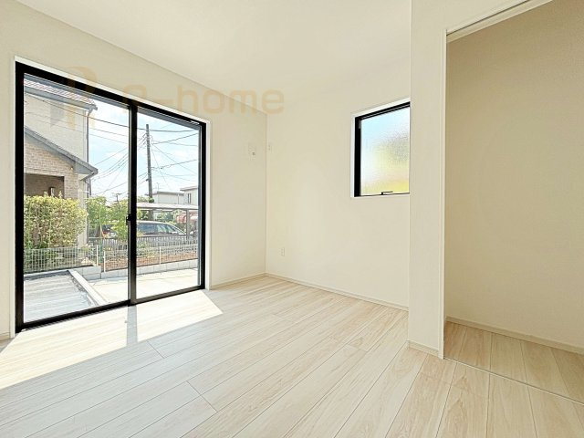 龍ケ崎市松葉4期　新築戸建て　1号棟の洋室|1階洋室はゲストルーム、キッズスペースとしても利用可能♪
開放してリビングと繋げればゆとりの大空間！