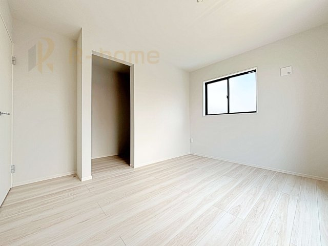 龍ケ崎市松葉4期　新築戸建て　1号棟の洋室|収納便利なウォークインクローゼット付きの洋室♪
明るく風通しの良いお部屋です♪
