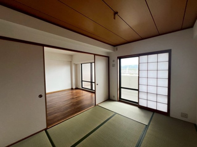 【和室】 | 和泉中央パークホームズ | 【和室あります！畳表替え、襖貼替え済】イグサの香りで癒しの空間です♪