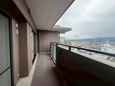 【バルコニー】 | 和泉中央パークホームズ | 南面バルコニーです！ゆとりのあるバルコニーですので、洗濯物の多い日も安心ですよ！