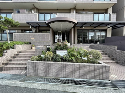 【エントランス】 | 和泉中央パークホームズ | 咲花病院まで徒歩４分ですので、突然の怪我や体調不良の時にも安心ですね！