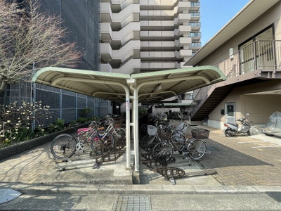 【駐輪場】 | 和泉中央パークホームズ | 【駐輪場】屋根ございますので、雨で自転車が濡れないのは、嬉しいポイントですね！
