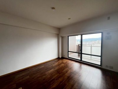 【居間・リビング】 | 和泉中央パークホームズ | 【南向きの１２階部分】日当たり・通風・眺望良好！たっぷりの陽光に包まれる明るい住まいに気持ちも明るくなりますね♪