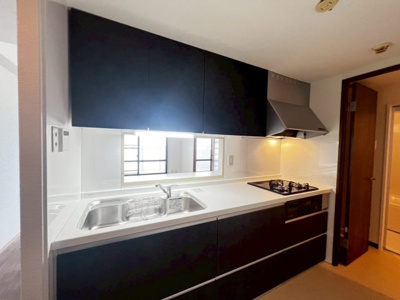 【キッチン】 | 和泉中央パークホームズ | 【システムキッチン新調】家族を身近に感じる対面式キッチンです！３口コンロですので、お料理の幅も広がりますね♪