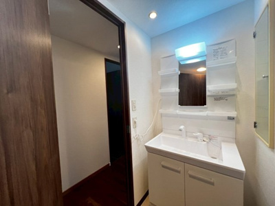 【独立洗面台】 | 和泉中央パークホームズ | 【洗面台新調】綺麗な洗面台で朝から気持ちもシャキッとします♪洗面室へはキッチンからと廊下からの２方向から出入りできるので、家事の効率も上がりますね！