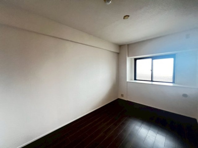 【洋室】 | 和泉中央パークホームズ | クロス貼替え済！綺麗な壁紙で部屋が明るく見えて気持ちも明るくなりますね♪