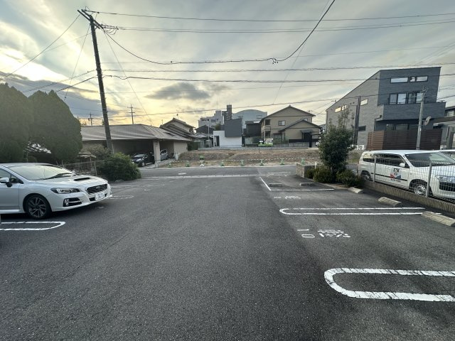 プランドール梅村の駐車場