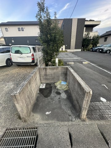 プランドール梅村の駐車場